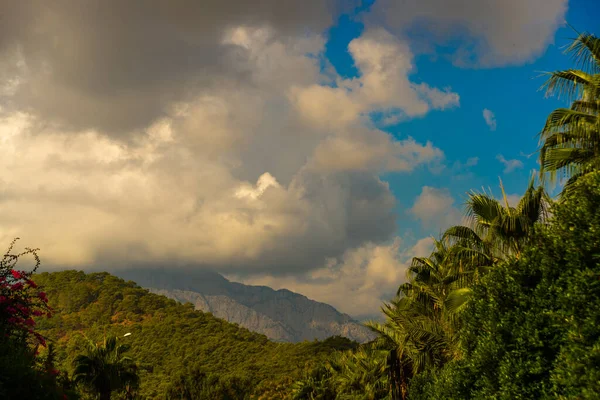 キーマー トルコ 山の中で美しい風景です 青い空と雲に対して山の美しい景色 柔らかな日差しが山頂に降り注ぎます トルコのケメル — ストック写真