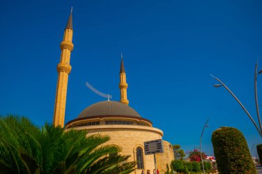 Kemer kasabasının merkezindeki güzel cami Kemer Cami 'ye. Kemer, Türkiye 'nin Akdeniz kıyısında, Antalya iline bağlı bir tatil beldesi ve liman kentidir..