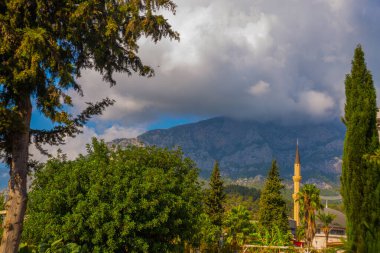 KEMER, TURKEY: Güneşli bir günde cami Kemer Cami 'nin minaresinin güzel manzarası.