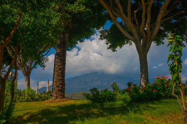 Kemer Turkey Piękny Krajobraz Widokiem Minaret Meczetu Kemer Cami Góry — Zdjęcie stockowe