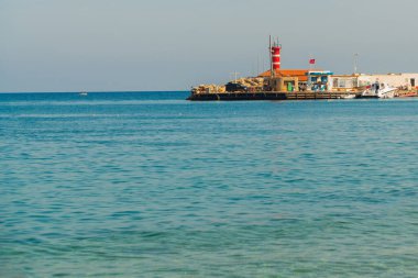 KEMER, TURKEY: Türk bayrağıyla Deniz feneri, Kemer limanında, Türkiye.