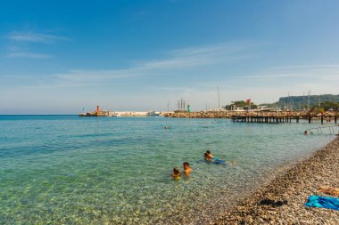 KEMER, TURKEY: Türk bayrağıyla deniz feneri, Kemer limanı, Antalya, Türkiye.