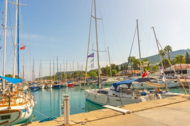 Türkiye 'nin Antalya ilinin Kemer limanında beyaz yatlar var. Akdeniz 'de Kemer Marina