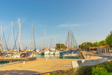 Türkiye 'nin Antalya ilinin Kemer limanında beyaz yatlar var. Akdeniz 'de Kemer Marina