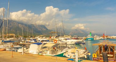 Deniz fenerinin ve yatların güzel manzarası, Kemer limanındaki tekneler. Akdeniz 'de Kemer Marina