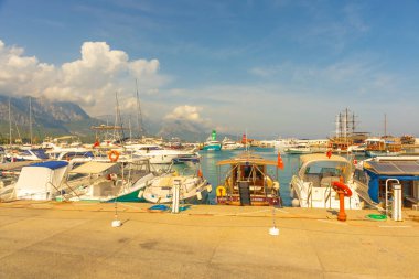 Deniz fenerinin ve yatların güzel manzarası, Kemer limanındaki tekneler. Akdeniz 'de Kemer Marina
