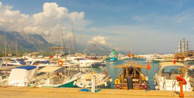 Deniz fenerinin ve yatların güzel manzarası, Kemer limanındaki tekneler. Akdeniz 'de Kemer Marina