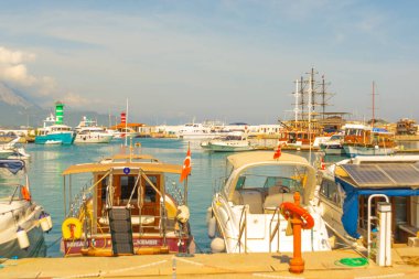 Deniz fenerinin ve yatların güzel manzarası, Kemer limanındaki tekneler. Akdeniz 'de Kemer Marina