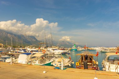 Deniz fenerinin ve yatların güzel manzarası, Kemer limanındaki tekneler. Akdeniz 'de Kemer Marina