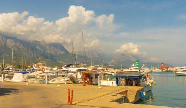 Deniz fenerinin ve yatların güzel manzarası, Kemer limanındaki tekneler. Akdeniz 'de Kemer Marina