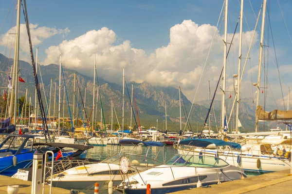 Kemer Turkey Många Vita Segelbåtar Och Båtar Hamnen Kemer Vid — Stockfoto