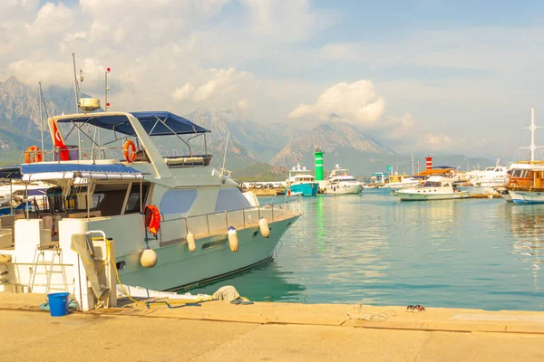 Kemer Turquía Yates Blancos Puerto Marítimo Kemer Provincia Antalya Turquía — Foto de Stock