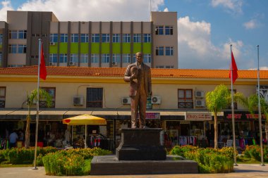 Kemer 'in merkezinde Mustafa Kemal Atatürk' ün Anıtı. Kemer, Türkiye 'nin Akdeniz kıyısında, Antalya iline bağlı bir tatil beldesi ve liman kentidir..