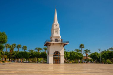 Türkiye 'nin Kemer kentinin merkez meydanında beyaz saat kulesi bulunuyor. Kemer, Türkiye 'nin Akdeniz kıyısında, Antalya iline bağlı bir tatil beldesi ve liman kentidir..