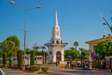 Türkiye 'nin Kemer kentinin merkez meydanında beyaz saat kulesi bulunuyor. Kemer, Türkiye 'nin Akdeniz kıyısında, Antalya iline bağlı bir tatil beldesi ve liman kentidir..