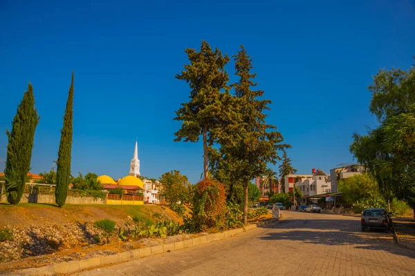 Türkiye Nin Kemer Kentinin Merkez Meydanında Beyaz Saat Kulesi Bulunuyor — Stok fotoğraf
