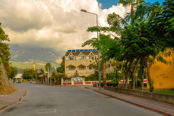 Kemer Turkey Stor Sten Hänger Över Vägen Staden Kemer Solig — Stockfoto