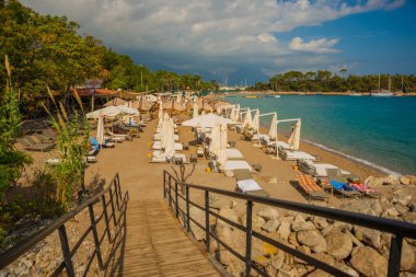 KEMER, TURKEY: güneşli bir günde Kemer plajında kanal yakınında küçük bir köprü görüntüsü.