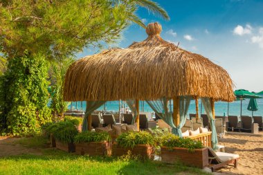 KEMER, TÜRKÇE: Antalya 'nın Kemer kentindeki Moonlight Beach' te palmiye ağaçlarından yapılmış küçük plaj balkonları.