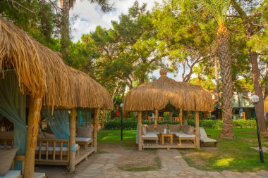 KEMER, TÜRKÇE: Antalya 'nın Kemer kentindeki Moonlight Beach' te palmiye ağaçlarından yapılmış küçük plaj balkonları.