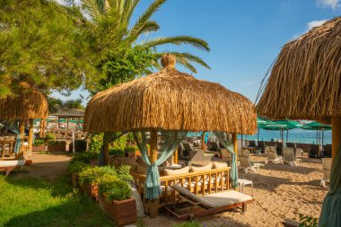 KEMER, TÜRKÇE: Antalya 'nın Kemer kentindeki Moonlight Beach' te palmiye ağaçlarından yapılmış küçük plaj balkonları.