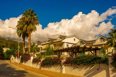 Kemer şehrinin küçük bir caddesindeki manzarayı seyret. Koronavirüsü olan turist yok. Kemer, Türkiye.