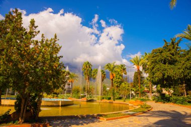 Türkiye 'nin Kemer kentindeki Kugulu Parkı' nda güzel bir çeşme ve ahşap köprü.