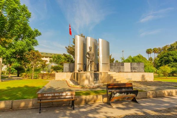 Kemer Turquía Monumento Mustafa Ertugrul Parque Día Soleado Kemer Provincia — Foto de Stock