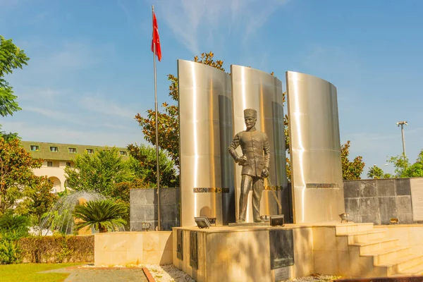 Monumen Mustafa Ertugrul Sebuah Taman Pada Hari Yang Cerah Kemer — Stok Foto