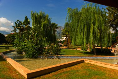 KEMER, TURKEY: Türkiye 'nin Kemer kentinde güneşli bir günde Güzel Şehir Parkı.