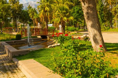 Türkiye 'nin Kemer Şehir Parkı' ndaki güzel yapay gölet ve ahşap köprü