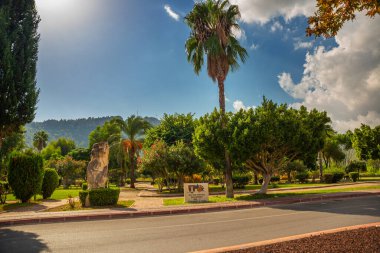 Türkiye 'nin Kemer kentinde güneşli bir günde güzel bir şehir parkı. Parktaki yazı - Wir sind partner, biz kardesiz, Schwabach ve Kemer.