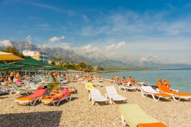 KEMER, TURKEY: Türkiye 'nin Akdeniz kıyısındaki popüler turizm beldesi Kemer' de güneşli bir günde Kemer 'deki ünlü Central Beach.
