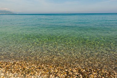 Türkiye 'nin Akdeniz kıyısındaki popüler turizm beldesi Kemer' de güneşli bir günde güzel bir deniz manzarası.