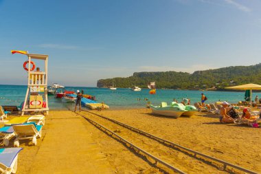 KEMER, TURKEY: Türkiye 'nin Akdeniz kıyısındaki popüler turizm beldesi Kemer' de güneşli bir günde Kemer 'deki ünlü Ay Işığı Sahili.