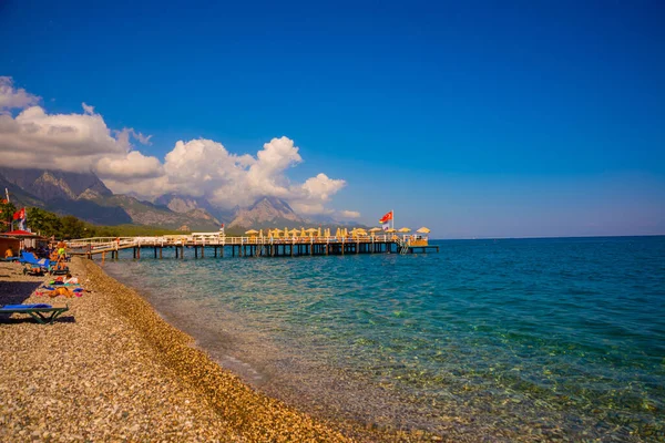 Kemer Turkey Небольшой Деревянный Пирс Галечном Пляже Аквамариновая Вода Популярном — стоковое фото