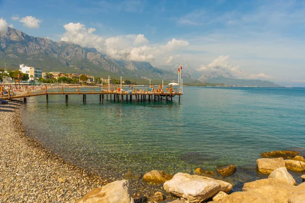 Kemer Turquía Hermoso Paisaje Muelle Playa Las Montañas Día Soleado — Foto de Stock