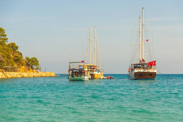 Kemer Turkey Пейзаж Видом Синее Море Стилизованные Корабли Туристов Популярном — стоковое фото