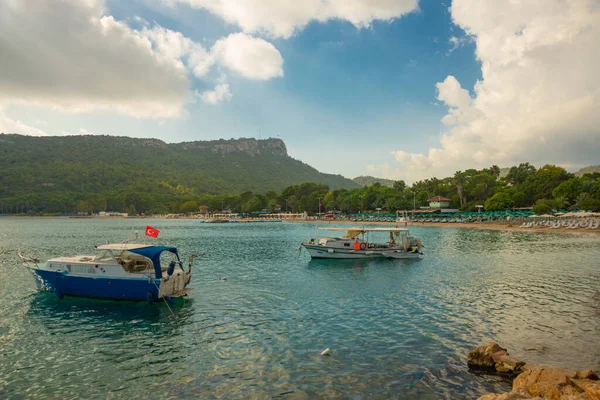 Kemer Turquia Paisagem Com Vista Para Mar Azul Barcos Turísticos — Fotografia de Stock