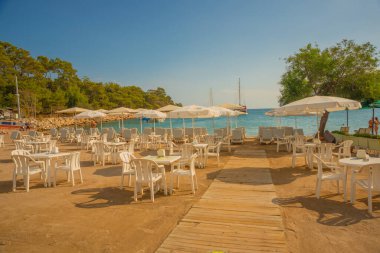 KEMER, TURKEY: Türkiye 'nin Akdeniz kıyısındaki popüler turizm beldesi Kemer' de güneşli bir günde Kemer 'deki ünlü Ay Işığı Sahili.