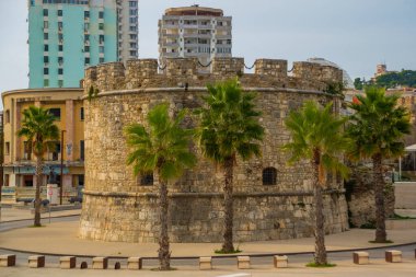 Arnavutluk 'un Durres kentindeki otoyol ve antik Venedik Kulesi' nin manzarası.