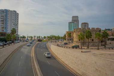 Arnavutluk 'un Durres kentindeki otoyol ve antik Venedik Kulesi' nin manzarası.