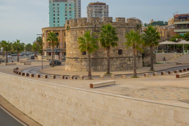 Arnavutluk 'un Durres kentindeki otoyol ve antik Venedik Kulesi' nin manzarası.