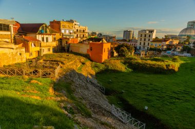 DURRES, ALBANIA: Durres Arnavutluk kentindeki çevre binalarla birlikte antik Roma amfitiyatrosunun dışı.