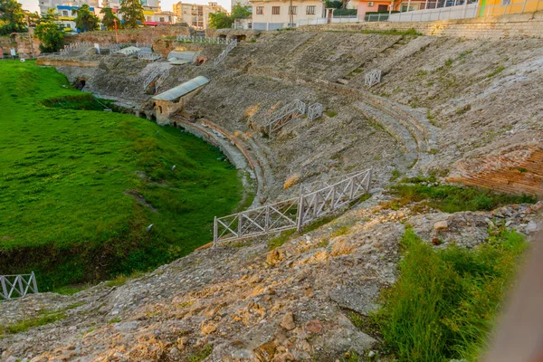 Durres Albánia Ókori Római Amfiteátrum Külseje Környező Épületekkel Durres Albániában — Stock Fotó