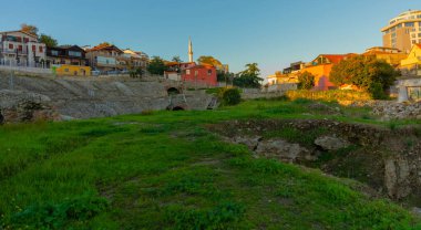 DURRES, ALBANIA: Durres Arnavutluk kentindeki çevre binalarla birlikte antik Roma amfitiyatrosunun dışı.