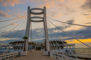 Cafe Ventus 'tan köprüye ve deniz kenarında huş ağacı suyu olan evlere kadar uzanan set manzarası, Durres..