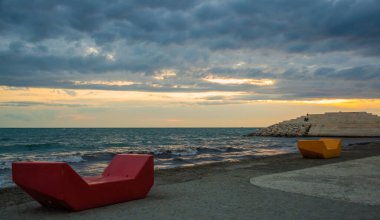 DURRES, ALBANIA: Gün batımında setin manzarası ve adımlar bir piramit şeklinde, Arnavutluk ve Adriyatik denizi