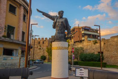 DURRES, ALBANIA: Arnavutluk 'un Durres Kalesi önündeki anıt.