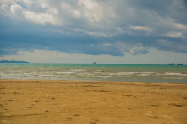 DURRES, ALBANIA: Arnavutluk 'un Durres kentindeki Mavi Deniz Kıyısı Panorama Manzarası.